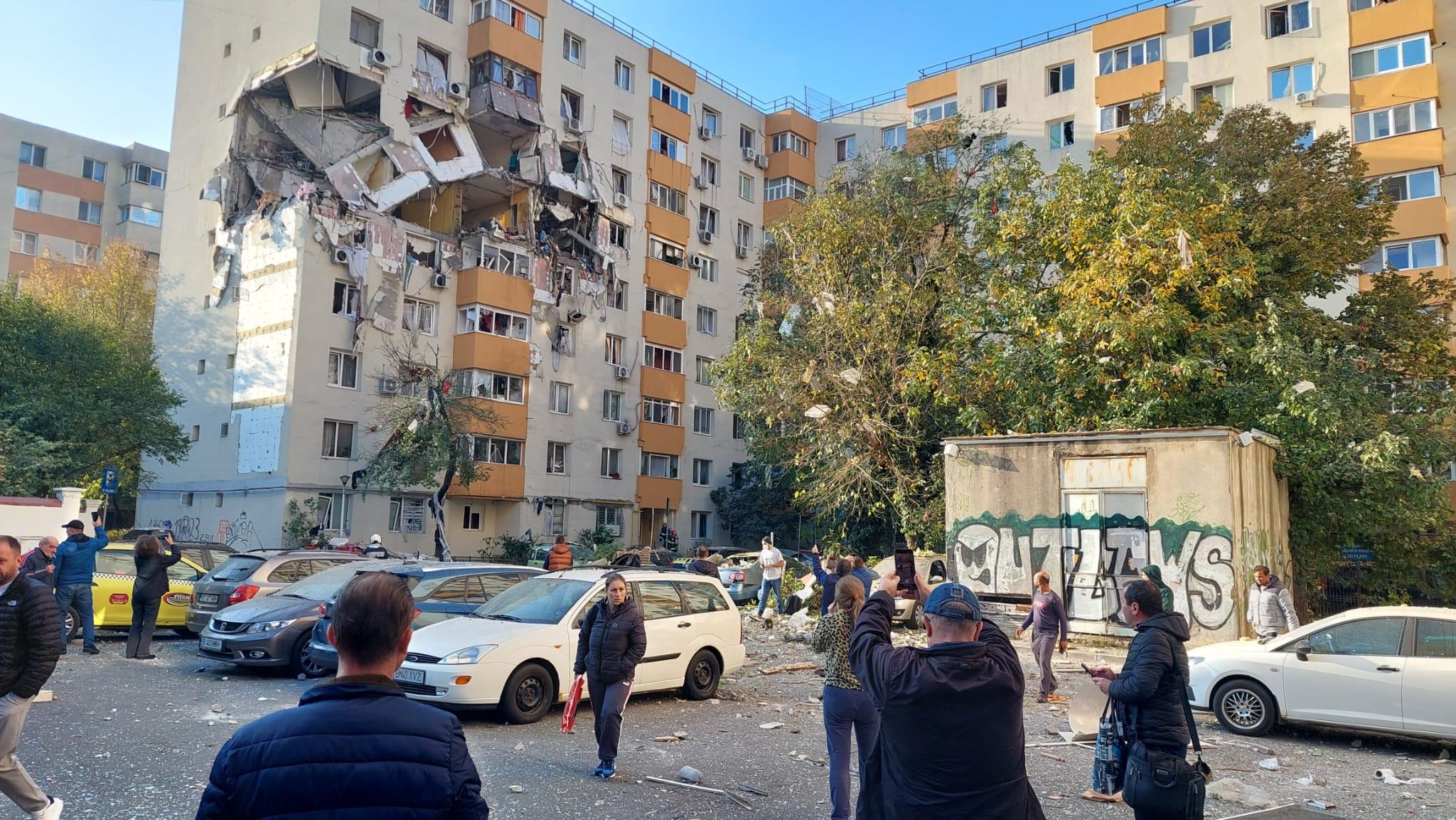 Explozie puternica in Capitala, intr-un bloc din Rahova. Plan rosu de interventie activat. O scoala din apropiere evacuata